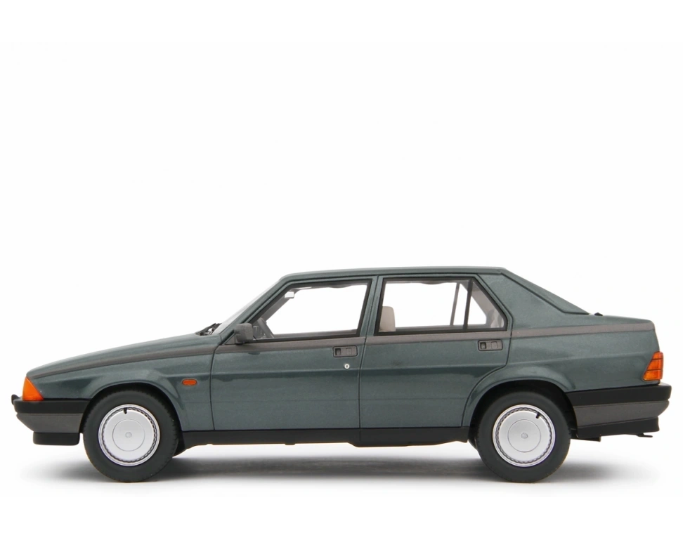 LAUDORACING - 1:18 ALFA ROMEO 75 1.6-1.8i 1985 Verde met.