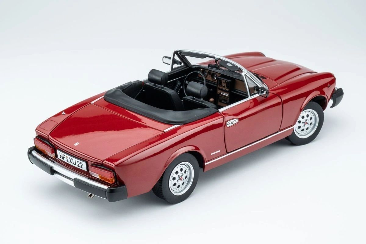 TOURING 1:18 - 18125000 - Pininfarina Spidereuropa 1982 **APRIBILE**