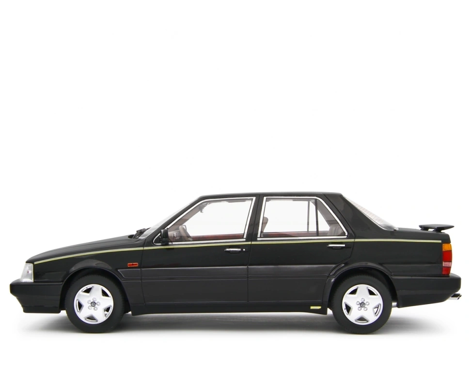 LAUDORACING - 1:18 Lancia Thema Ferrari 8.32 Nero ebano 1986